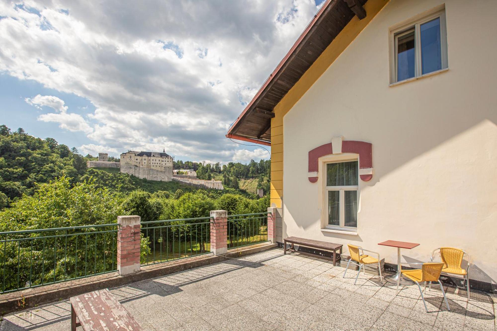 Pension V Parku Cesky Sternberk Exterior photo