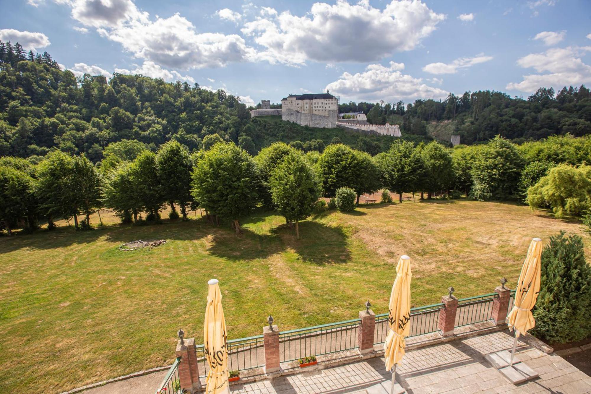 Pension V Parku Cesky Sternberk Exterior photo